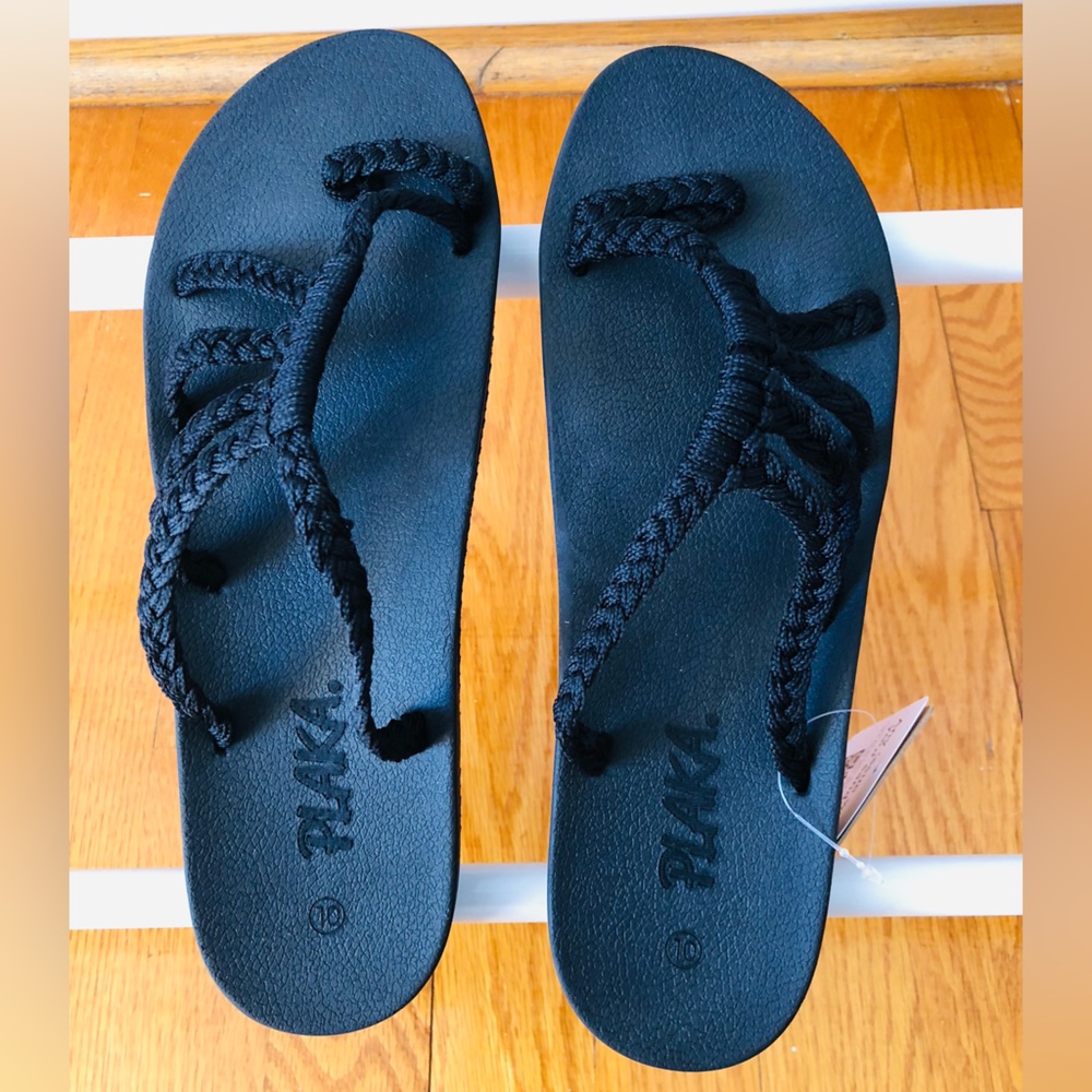 Plaka black womens sandals. Toe loop with braided straps. Comfort. BNIB